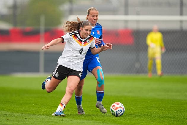 13 04 2026, xydrx, soccer, international match, European Championship qualification U19 women, Germany Slovakia, IMS Arena Lina Szaraz GER,4 in a duel against Tamara Kramlikova SVK, 18 DFB regulations prohibit any use of photographs as image sequences and or quasi video Copyright: HMBxMedia YannisxDreimann