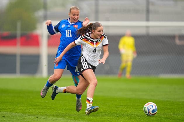 13 04 2026, xydrx, soccer, international match, European Championship qualification U19 women, Germany Slovakia, IMS Arena Tamara Kramlikova SVK, 18 in duel against Lina Szaraz GER,4 DFB regulations prohibit any use of photographs as image sequences and or quasi video Copyright: HMBxMedia YannisxDreimann