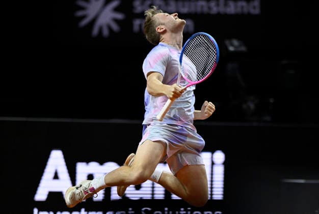 Tennis Content Creator Ole Sudmann Jubel Jubelsprung Porsche One Point Challenge Tennis Damen Porsche Cup Porsche Tennis Grand Prix GP Stuttgart 2026 Porsche Arena 11 19 04 2026 DFL REGULATIONS PROHIBIT ANY USE OF PHOTOGRAPHS AS IMAGE SEQUENCES AND OR QUASI VIDEO Tennis Damen Porsche Cup Porsche Tennis Grand Prix GP Stuttgart 2026