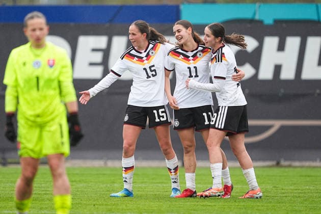 13 04 2026, xydrx, Soccer, International match, European Championship Qualification U19 Women, Germany Slovakia, IMS Arena Goal celebration after the goal to 3 1 for Germany by scorer Leni Eggert GER, 11 together with Laila Portella GER, 19 and Maj Schneider GER, 15 DFB regulations prohibit any use of photographs as image sequences and or quasi video Copyright: HMBxMedia YannisxDreimann