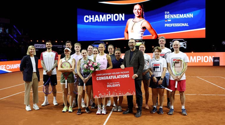 13 04 2026, Germany, Stuttgart, Tennis Porsche Tennis Grand Prix, Porsche One Point Challenge, winner Eva Bennemann GER, with bouquet of flowers at the award ceremony
