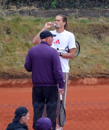 13 04 2026, BMW Open 2026 MTTC Iphitos Munich, Tennis , Sport, in the picture Aleksander Zverev GER treats himself to a gel brought by dad