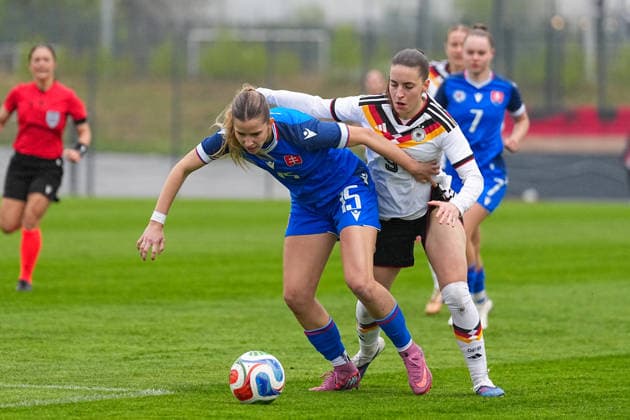 13 04 2026, xydrx, Football, International match, European Championship Qualification U19 Women, Germany Slovakia, IMS Arena Terezia Soltysova SVK, 15 in duel against Leonie Koepp GER, 9 DFB regulations prohibit any use of photographs as image sequences and or quasi video Copyright: HMBxMedia YannisxDreimann