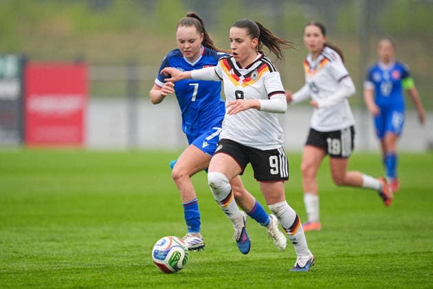 13 04 2026, xydrx, Football, International, European Championship Qualification U19 Women, Germany Slovakia, IMS Arena Sara Keresova SVK, 7 in duel against Leonie Koepp GER, 9 DFB regulations prohibit any use of photographs as image sequences and or quasi video Copyright: HMBxMedia YannisxDreimann