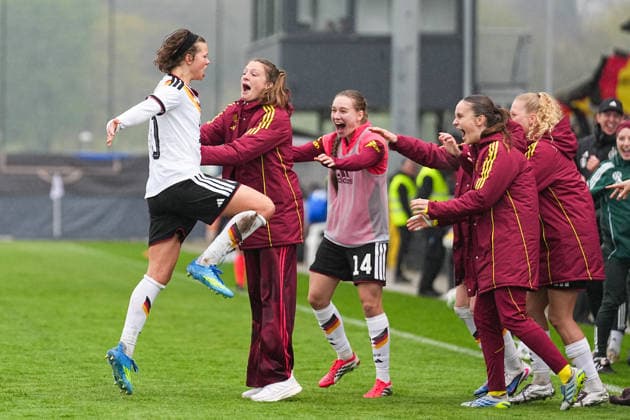 13 04 2026, xydrx, Soccer, International, European Championship Qualification U19 Women, Germany Slovakia, IMS Arena Goal celebration after the goal to 4 2 for Germany by scorer Rosa Rueckert GER, 10 together with the substitutes DFB regulations prohibit any use of photographs as image sequences and or quasi video Copyright: HMBxMedia YannisxDreimann