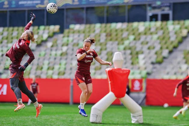 13.04.2026 GDANSK, STADION POLSAT ARENA , PILKA NOZNA KOBIET ( WOMEN S FOOTBALL) KONFERENCJA I OFICJALNY TRENING REPREZENTACJI POLSKI KOBIET W PILCE NOZNEJ NZ. EWA PAJOR OLIWIA SZPERKOWSKA FOTO RADOSLAW JOZWIAK CYFRASPORT NEWSPIX.PL --- Newspix.pl  RA2_3915