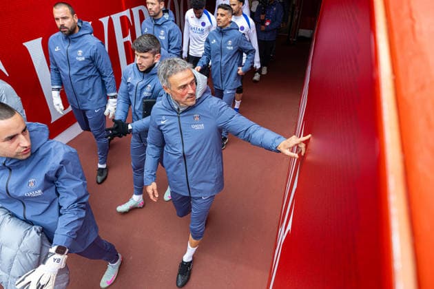 Football - UEFA Champions League - Quarter-Final - 2nd Leg - Liverpool FC v Paris Saint-Germain FC - MD-1 LIVERPOOL, ENGLAND - Monday, April 13, 2026: Paris Saint-Germain s head coach Luis Enrique looks at the names of Liverpool season ticket holders on the players tunnel walls before a training session at Anfield ahead of the UEFA Champions League Quarter-Final 2nd Leg game between Liverpool FC and Paris Saint-Germain FC. (Photo by David Rawcliffe Propaganda) LIVERPOOL Anfield MERSEYSIDE ENGLAND  Copyright: xDavidxRawcliffex P2026-04-13-Liverpool_PSG_MD-1-170