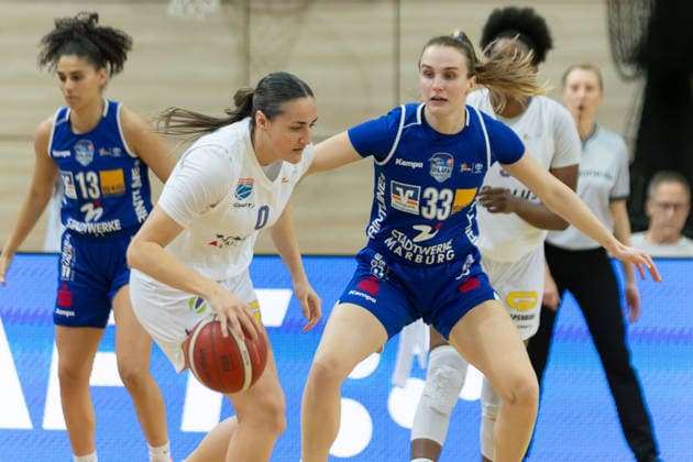 Alexia Allesch Lions, 0 , Greta Kampschroeder Marburg, 33 , Syntainics MBC vs BC Marburg, Women, Basketball, 1 Bundesliga, DBBL, Playoff Semifinal 2 5, Season 2025 26, 13 04 2026 Halle SWH Arena Sachsen Anhalt Germany