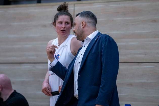 Toyota DBBL 2025 2026 Syntainics MBC vs BC Marburg Blue Dolphins Playoff Semifinal, Game 2 Halle Saale, Germany April 13, 2026 In the picture from left Romy Bär Baer Halle and coach Timur Topal Halle gestures, gestures, gestures, Halle Saale swh Arena Sachsen Anhalt Germany