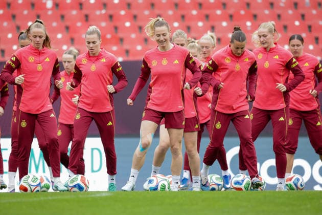 13 04 2026, xgrfx, Football DFB media dates, German womens national team press conference and final training v l The German national team at the final training session at the Max Morlock Stadium German womens national team DFL DFB REGULATIONS PROHIBIT ANY USE OF PHOTOGRAPHS as IMAGE SEQUENCES and or QUASI VIDEO Nuremberg