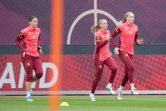 13 04 2026, xgrfx, Football DFB Media Dates, German Womens National Team Press Conference and Final Training v l Larissa Mühlhaus German Womens National Team DFL DFB REGULATIONS PROHIBIT ANY USE OF PHOTOGRAPHS as IMAGE SEQUENCES and or QUASI VIDEO Nuremberg