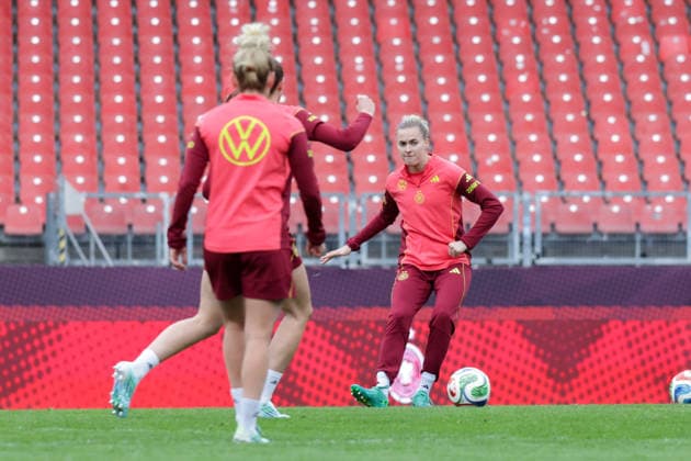 13 04 2026, xgrfx, Football DFB Media Dates, German Womens National Team Press Conference and Final Training v l Laura Freigang German Womens National Team DFL DFB REGULATIONS PROHIBIT ANY USE OF PHOTOGRAPHS as IMAGE SEQUENCES and or QUASI VIDEO Nuremberg