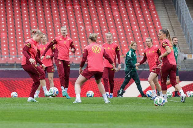 13 04 2026, xgrfx, Fußball DFB Medientermine, Deutsche Frauennationalmannschaft Pressekonferenz und Abschlusstraining f l Jella Veit, Laura Freigang, Janina Minge, Elisa Senß, Selina Cerci Deutsche Frauennationalmannschaft DFL DFB REGULATIONS PROHIBIT ANY USE OF PHOTOGRAPHS as IMAGE SEQUENCES and or QUASI VIDEO Nürnberg