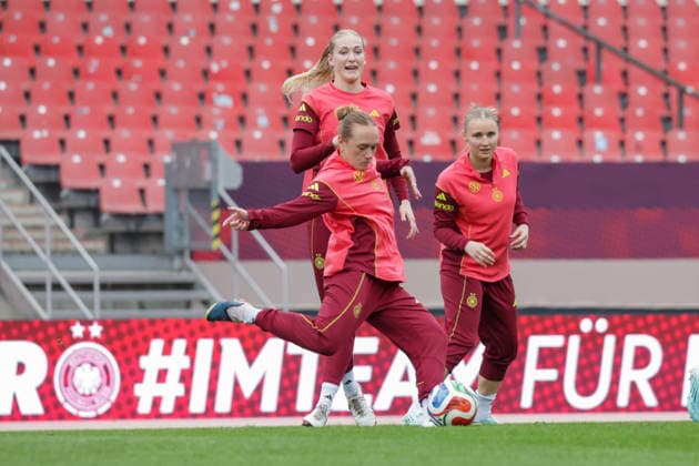 13 04 2026, xgrfx, Football DFB Media Dates, German Womens National Team Press Conference and Final Training v l Lisanne Gräwe German Womens National Team DFL DFB REGULATIONS PROHIBIT ANY USE OF PHOTOGRAPHS as IMAGE SEQUENCES and or QUASI VIDEO Nuremberg