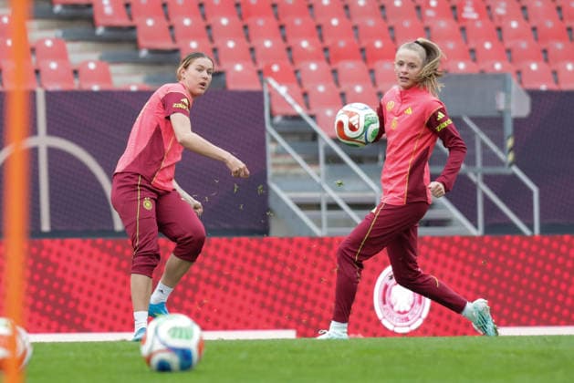 13 04 2026, xgrfx, Football DFB Media Dates, German Womens National Team Press Conference and Final Training v l Larissa Mühlhaus, Vivien Endemann German Womens National Team DFL DFB REGULATIONS PROHIBIT ANY USE OF PHOTOGRAPHS as IMAGE SEQUENCES and or QUASI VIDEO Nuremberg