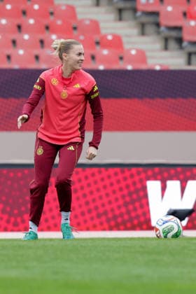 13 04 2026, xgrfx, Football DFB Media Dates, German Womens National Team Press Conference and Final Training v l Laura Freigang German Womens National Team DFL DFB REGULATIONS PROHIBIT ANY USE OF PHOTOGRAPHS as IMAGE SEQUENCES and or QUASI VIDEO Nuremberg