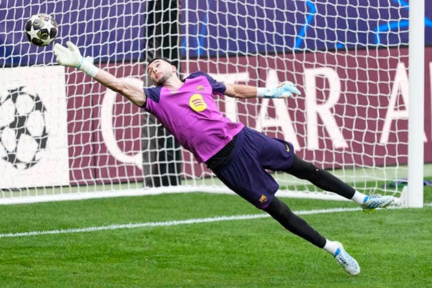 April 13, 2026, Madrid, Madrid, Spain: Joan Garcia during the training day of FC Barcelona, Barca ahead the UEFA Champions League 2025 26 Quarter-Final Second Leg match against Atletico de Madrid at Riyadh Air Metropolitano on April 13, 2026, in Madrid, Spain. Madrid Spain - ZUMAa181 20260413_zaa_a181_320 Copyright: xOscarxJ.xBarrosox