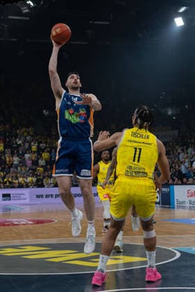 GER, Basketball, easy Credit BBL, EWE Baskets Oldenburg vs Rostock Seawolves 13 04 2026, EWE Arena, Oldenburg, GER, easy Credit BBL, Play Ins, EWE Baskets Oldenburg vs Rostock Seawolves, pictured Owen KLASSEN Rostock Seawolves 29 Nicholas TISCHLER EWE Baskets Oldenburg 11 nordphotoxgmbhx xRojahn nph00310