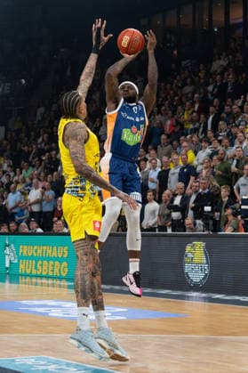 GER, Basketball, easy Credit BBL, EWE Baskets Oldenburg vs Rostock Seawolves 13 04 2026, EWE Arena, Oldenburg, GER, easy Credit BBL, Play Ins, EWE Baskets Oldenburg vs Rostock Seawolves, pictured TJ CROCKETT Jr Rostock Seawolves 0 Michale KYSER EWE Baskets Oldenburg 12 nordphotoxgmbhx xRojahn nph00310