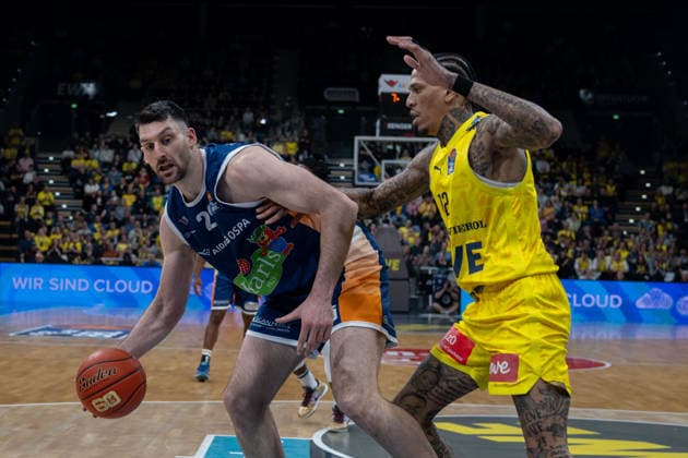 GER, Basketball, easy Credit BBL, EWE Baskets Oldenburg vs Rostock Seawolves 13 04 2026, EWE Arena, Oldenburg, GER, easy Credit BBL, Play Ins, EWE Baskets Oldenburg vs Rostock Seawolves, pictured Owen KLASSEN Rostock Seawolves 29 Michale KYSER EWE Baskets Oldenburg 12 nordphotoxgmbhx xRojahn nph00310