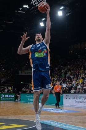 GER, Basketball, easy Credit BBL, EWE Baskets Oldenburg vs Rostock Seawolves 13 04 2026, EWE Arena, Oldenburg, GER, easy Credit BBL, Play Ins, EWE Baskets Oldenburg vs Rostock Seawolves, im Bild Owen KLASSEN Rostock Seawolves 29 Einzelaktion, Ganzkörper Ganzkoerper nordphotoxgmbhx xRojahn nph00310