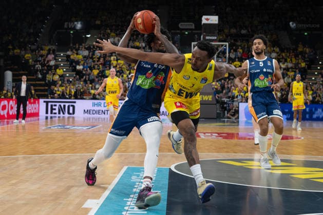 GER, Basketball, easy Credit BBL, EWE Baskets Oldenburg vs Rostock Seawolves 13 04 2026, EWE Arena, Oldenburg, GER, easy Credit BBL, Play Ins, EWE Baskets Oldenburg vs Rostock Seawolves, pictured Dakarai TUCKER EWE Baskets Oldenburg 7 Kassim NICHOLSON Rostock Seawolves 8 nordphotoxgmbhx xRojahn nph00310