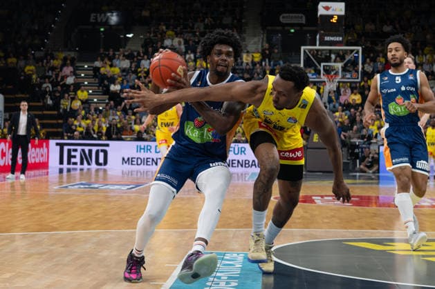 GER, Basketball, easy Credit BBL, EWE Baskets Oldenburg vs Rostock Seawolves 13 04 2026, EWE Arena, Oldenburg, GER, easy Credit BBL, Play Ins, EWE Baskets Oldenburg vs Rostock Seawolves, pictured Dakarai TUCKER EWE Baskets Oldenburg 7 Kassim NICHOLSON Rostock Seawolves 8 nordphotoxgmbhx xRojahn nph00310