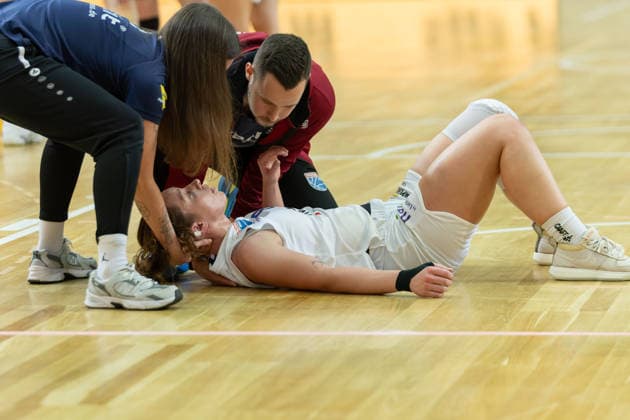 Anna Suckstorff Lions, 8 on the floor, treatment, injury Syntainics MBC vs BC Marburg, Women, Basketball, 1 Bundesliga, DBBL, Playoff Semifinal 2 5, Season 2025 26, 13 04 2026 Halle SWH Arena Sachsen Anhalt Germany