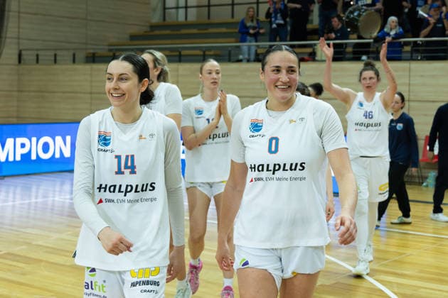 Lions after the 81 71 home win, Cheers, Syntainics MBC vs BC Marburg, Women, Basketball, 1 Bundesliga, DBBL, Playoff semi-final 2 5, Season 2025 26, 13 04 2026 Halle SWH Arena Sachsen Anhalt Germany