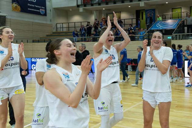 Lions after the 81 71 home win, Cheers, Syntainics MBC vs BC Marburg, Women, Basketball, 1 Bundesliga, DBBL, Playoff semi-final 2 5, Season 2025 26, 13 04 2026 Halle SWH Arena Sachsen Anhalt Germany