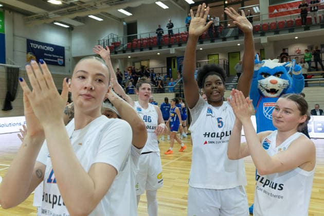 Lions after the 81 71 home win, Cheers, Syntainics MBC vs BC Marburg, Women, Basketball, 1 Bundesliga, DBBL, Playoff semi-final 2 5, Season 2025 26, 13 04 2026 Halle SWH Arena Sachsen Anhalt Germany