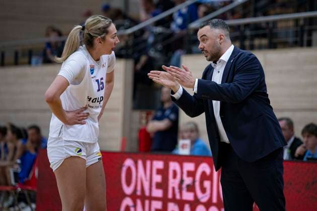 Toyota DBBL 2025 2026 Syntainics MBC vs BC Marburg Blue Dolphins Playoff Semifinal, Game 2 Halle Saale, Germany April 13, 2026 In the picture from left Sona Svetlikova Halle and coach Timur Topal Halle gestures, gestures, gestures, Halle Saale swh Arena Sachsen Anhalt Germany