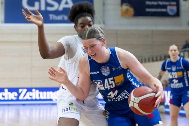 Toyota DBBL 2025 2026 Syntainics MBC vs BC Marburg Blue Dolphins Playoff Semifinal, Game 2 Halle Saale, Germany April 13, 2026 In the picture from left in duel Khalis Cain Halle and Allyson Fertig Marburg Halle Saale swh Arena Sachsen Anhalt Germany