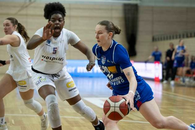 Toyota DBBL 2025 2026 Syntainics MBC vs BC Marburg Blue Dolphins Playoff Semifinal, Game 2 Halle Saale, Germany April 13, 2026 In the picture from left Khalis Cain Halle and Lea Debeljak Marburg Halle Saale swh Arena Sachsen Anhalt Germany