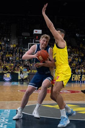 GER, Basketball, easy Credit BBL, EWE Baskets Oldenburg vs Rostock Seawolves 13 04 2026, EWE Arena, Oldenburg, GER, easy Credit BBL, Play Ins, EWE Baskets Oldenburg vs Rostock Seawolves, in the picture Bent LEUCHTEN Rostock Seawolves 51 Filip STANIC EWE Baskets Oldenburg 65 nordphotoxgmbhx xRojahn nph00310