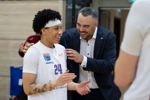 Toyota DBBL 2025 2026 Syntainics MBC vs BC Marburg Blue Dolphins Playoff Semifinal, Game 2 Halle Saale, Germany 13 April 2026 In the picture from left Liz Smith Halle and coach Timur Topal Halle laughing, smiling, in a good mood, grinning, grinning, Halle Saale swh Arena Sachsen Anhalt Germany