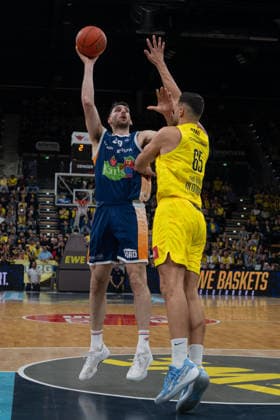 GER, Basketball, easy Credit BBL, EWE Baskets Oldenburg vs Rostock Seawolves 13 04 2026, EWE Arena, Oldenburg, GER, easy Credit BBL, Play Ins, EWE Baskets Oldenburg vs Rostock Seawolves, pictured Owen KLASSEN Rostock Seawolves 29 Filip STANIC EWE Baskets Oldenburg 65 nordphotoxgmbhx xRojahn nph00310
