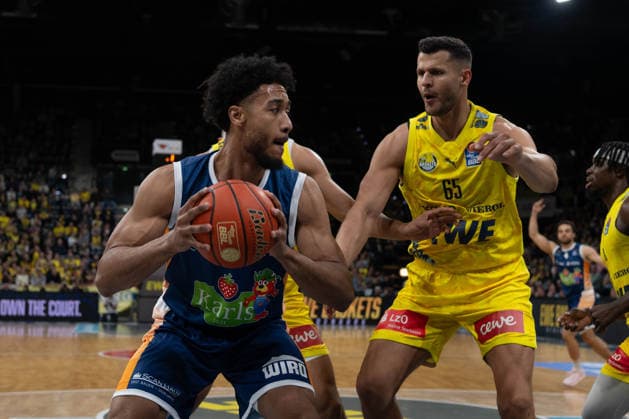 GER, Basketball, easy Credit BBL, EWE Baskets Oldenburg vs Rostock Seawolves 13 04 2026, EWE Arena, Oldenburg, GER, easy Credit BBL, Play Ins, EWE Baskets Oldenburg vs Rostock Seawolves, pictured D Shawn SCHWARTZ Rostock Seawolves 5 Filip STANIC EWE Baskets Oldenburg 65 nordphotoxgmbhx xRojahn nph00310