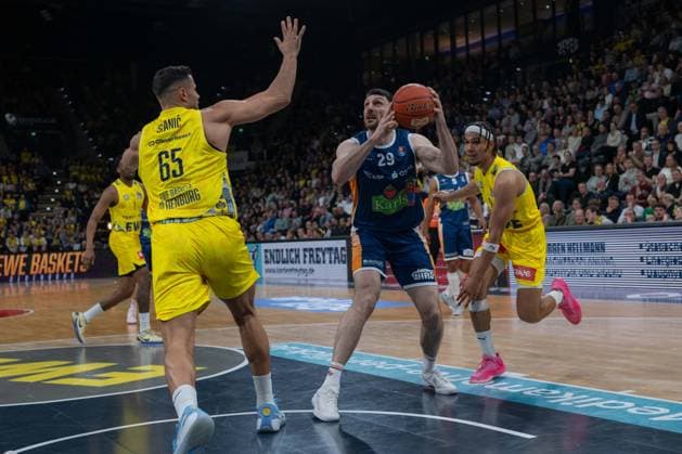 GER, Basketball, easy Credit BBL, EWE Baskets Oldenburg vs Rostock Seawolves 13 04 2026, EWE Arena, Oldenburg, GER, easy Credit BBL, Play Ins, EWE Baskets Oldenburg vs Rostock Seawolves, pictured Owen KLASSEN Rostock Seawolves 29 Filip STANIC EWE Baskets Oldenburg 65 Nicholas TISCHLER EWE Baskets Oldenburg 11 nordphotoxgmbhx xRojahn nph00310