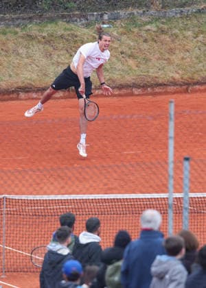 Alexander Zverev GER trains on an outdoor court Training,spectators,fans blurred in the foreground Copyright: xJuergenxHasenkopfx