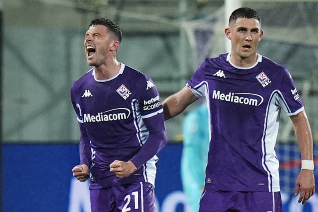 Fiorentina™s Robin Everardus Gosens celebrates with Fiorentina™s Roberto Piccoli after scoring the 1-0 goal for his team during the Serie A soccer match between Fiorentina and Lazio at the Artemio Franchi Stadium in Florence, north Italy - Monday, April 13, 2026 -  Copyright: xMassimoxPaolone LaPressex