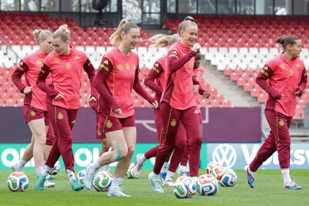 13 04 2026, xgrfx, Fußball DFB Medientermine, Deutsche Frauennationalmannschaft Pressekonferenz und Abschlusstraining f l Laura Freigang, Sarai Linder, Vivien Endemann, Carlotta Wamser Deutsche Frauennationalmannschaft DFL DFB REGULATIONS PROHIBIT ANY USE OF PHOTOGRAPHS as IMAGE SEQUENCES and or QUASI VIDEO Nürnberg
