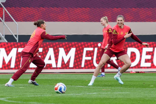 13 04 2026, xgrfx, Football DFB Media Dates, German Womens National Team Press Conference and Final Training v l Carlotta Wamser, Jule Brand German Womens National Team DFL DFB REGULATIONS PROHIBIT ANY USE OF PHOTOGRAPHS as IMAGE SEQUENCES and or QUASI VIDEO Nuremberg