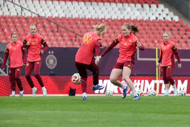 13 04 2026, xgrfx, Football DFB Media Dates, German Womens National Team Press Conference and Final Training v l Sjoeke Nüsken German Womens National Team DFL DFB REGULATIONS PROHIBIT ANY USE OF PHOTOGRAPHS as IMAGE SEQUENCES and or QUASI VIDEO Nuremberg