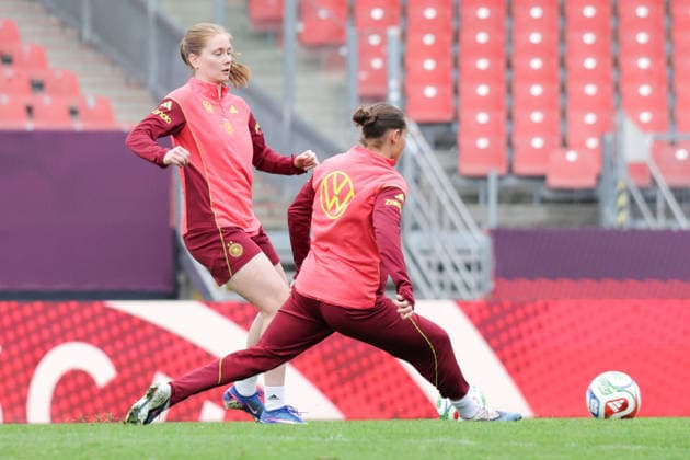 13 04 2026, xgrfx, Football DFB Media Dates, German Womens National Team Press Conference and Final Training v l Sjoeke Nüsken German Womens National Team DFL DFB REGULATIONS PROHIBIT ANY USE OF PHOTOGRAPHS as IMAGE SEQUENCES and or QUASI VIDEO Nuremberg