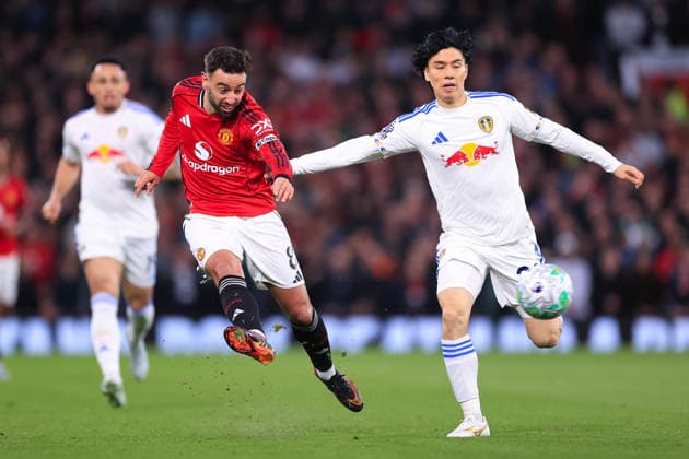 Fußball Premier League Manchester United gegen Leeds United 13. April 2026 Premier League Manchester United gegen Leeds United Bruno Fernandes von Manchester United im Zweikampf mit Ao Tanaka von Leeds United Foto Simon Stacpoole Abseits Manchester UK  Copyright: xSimonxStacpoolexOffside