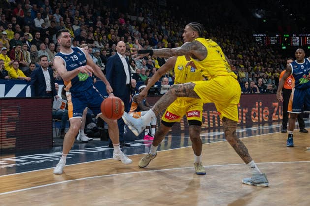 GER, Basketball, easy Credit BBL, EWE Baskets Oldenburg vs Rostock Seawolves 13 04 2026, EWE Arena, Oldenburg, GER, easy Credit BBL, Play Ins, EWE Baskets Oldenburg vs Rostock Seawolves, pictured Owen KLASSEN Rostock Seawolves 29 Michale KYSER EWE Baskets Oldenburg 12 nordphotoxgmbhx xRojahn nph00310