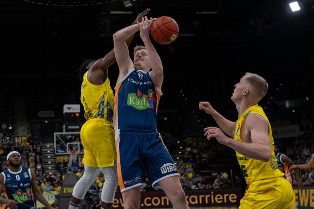 GER, Basketball, easy Credit BBL, EWE Baskets Oldenburg vs Rostock Seawolves 13 04 2026, EWE Arena, Oldenburg, GER, easy Credit BBL, Play Ins, EWE Baskets Oldenburg vs Rostock Seawolves, in the picture Bent LEUCHTEN Rostock Seawolves 51 Chris CLEMONS EWE Baskets Oldenburg 3 Seth HINRICHS EWE Baskets Oldenburg 21 nordphotoxgmbhx xRojahn nph00310