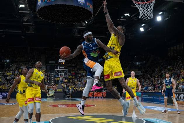 GER, Basketball, easy Credit BBL, EWE Baskets Oldenburg vs Rostock Seawolves 13 04 2026, EWE Arena, Oldenburg, GER, easy Credit BBL, Play Ins, EWE Baskets Oldenburg vs Rostock Seawolves, pictured TJ CROCKETT Jr Rostock Seawolves 0 Michale KYSER EWE Baskets Oldenburg 12 nordphotoxgmbhx xRojahn nph00310