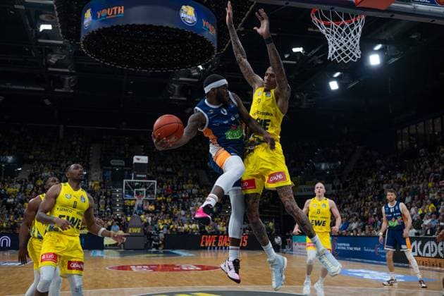 GER, Basketball, easy Credit BBL, EWE Baskets Oldenburg vs Rostock Seawolves 13 04 2026, EWE Arena, Oldenburg, GER, easy Credit BBL, Play Ins, EWE Baskets Oldenburg vs Rostock Seawolves, pictured TJ CROCKETT Jr Rostock Seawolves 0 Michale KYSER EWE Baskets Oldenburg 12 nordphotoxgmbhx xRojahn nph00310